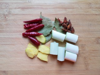 2、啤酒红烧肉,大葱切成段，生姜切成片，准备好八角、香叶和干红辣椒。
