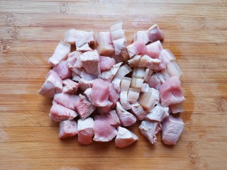 3、啤酒红烧肉,焯过水的后腿肉冲洗干净，切成小块。