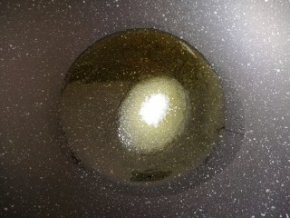 4、啤酒红烧肉,炒锅内倒入适量的食用油，加入糖，中火烧至琥珀色。