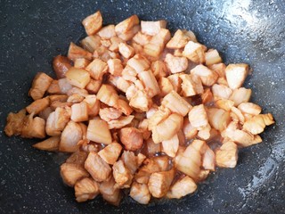 5、啤酒红烧肉,下入肉块翻炒上色。