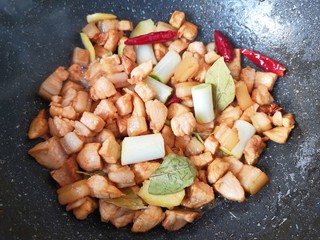 7、啤酒红烧肉,炒出香味。