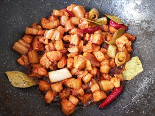 8、啤酒红烧肉,加入红烧酱油翻炒均匀，上色增香。