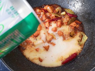 9、啤酒红烧肉,加入啤酒。