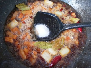 11、啤酒红烧肉,放盐调味。