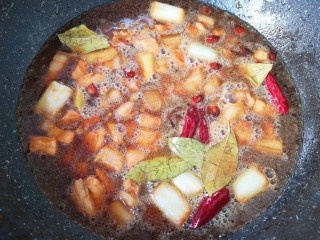 10、啤酒红烧肉,大火烧开。