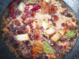 12、啤酒红烧肉,再次大火烧开。