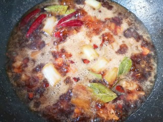 13、啤酒红烧肉,转中小火炖2个小时。