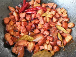 14、啤酒红烧肉,2个小时以后肉已经酥烂，大火收一下汁即可。