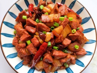 15、啤酒红烧肉,装盘，撒上葱花。