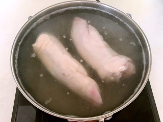 2、酱香猪蹄,猪蹄焯水10分钟