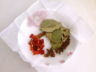 4、酱香猪蹄,准备干料包:香叶,桂皮,八角,花椒粒,干红辣椒段用消毒后的纱布块包裹起来,干料包做好了备用
