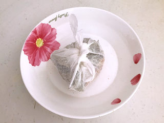 5、酱香猪蹄,把干调料用消毒后的纱布块包裹起来,干料包做好了备用