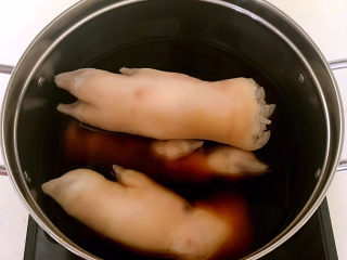 12、酱香猪蹄,加入焯好的猪蹄