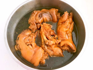 15、酱香猪蹄,猪蹄能用筷子轻松穿过就熟了,不要马上把猪蹄捞出来,猪蹄要在汤汁里面自然晾凉,这样味道更佳