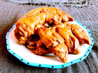 17、酱香猪蹄,酱香猪蹄口感劲道,满满的胶原蛋白,好吃又美容,味道美极了~