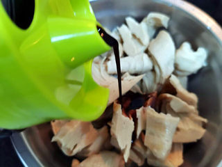 8、不走寻常路的红烧肉,来点酱油增加色泽