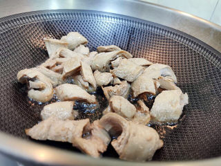 9、不走寻常路的红烧肉,面筋用油煎