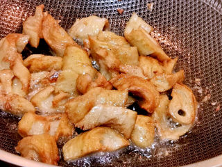 10、不走寻常路的红烧肉,煎至金黄捞出