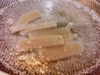 12、不走寻常路的红烧肉,切好的魔芋放水锅煮5分钟