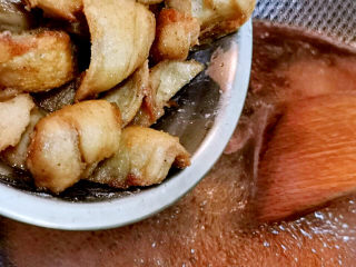 15、不走寻常路的红烧肉,倒入面筋