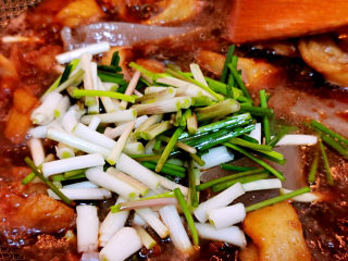 18、不走寻常路的红烧肉,加入蕌头葱段