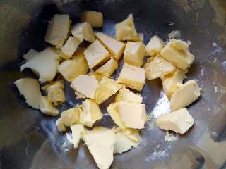 1、柠檬酥皮派,黄油软化