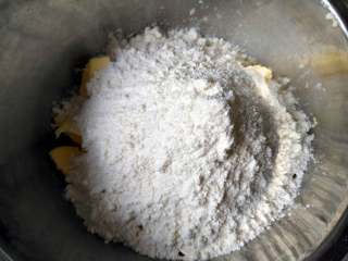 2、柠檬酥皮派,加入低筋粉、白糖和盐