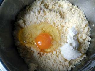 4、柠檬酥皮派,加入淡奶油和鸡蛋