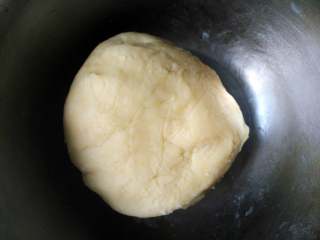 5、柠檬酥皮派,混合均匀，揉成团，静置半小时