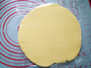 6、柠檬酥皮派,用擀面杖将派皮擀成0.2厘米厚的面片
