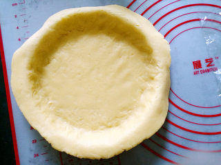 7、柠檬酥皮派,铺在派盘里