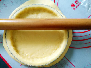 8、柠檬酥皮派,去除多余面皮