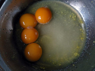 10、柠檬酥皮派,开始做派馅，将柠檬屑、柠檬汁、白糖、全蛋和蛋黄混合