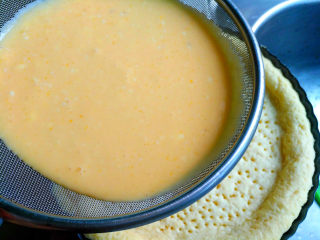 14、柠檬酥皮派,筛入烤好的派皮里