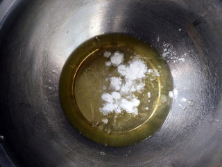 17、柠檬酥皮派,蛋白加入玉米淀粉和柠檬汁