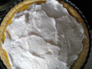 19、柠檬酥皮派,抹在烤好的派上