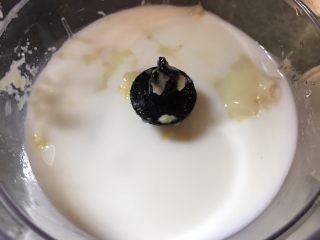 1、????流心榴莲月饼????,再加入20克糖，炼奶和牛奶