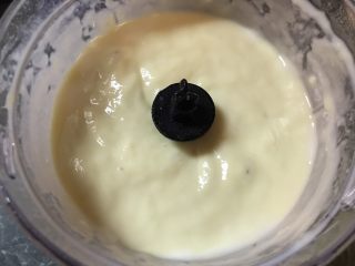 2、????流心榴莲月饼????,然后开动搅拌把材料捣碎成泥。