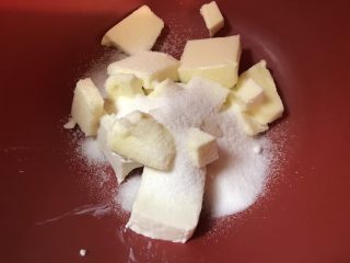 3、????流心榴莲月饼????,让黄油和奶油奶酪放室温至完全软化，然后加入剩下的25克糖。