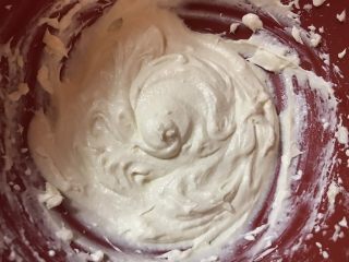 4、????流心榴莲月饼????,用打蛋器搅打均匀。无需刻意打发。