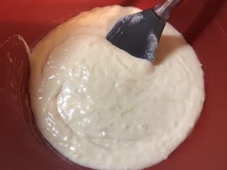 5、????流心榴莲月饼????,榴莲糊加入芝士糊里搅拌均匀