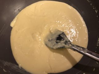 6、????流心榴莲月饼????,然后把榴莲糊和芝士糊混合搅拌均匀，再倒入锅中，用中小火慢煮至浓稠。