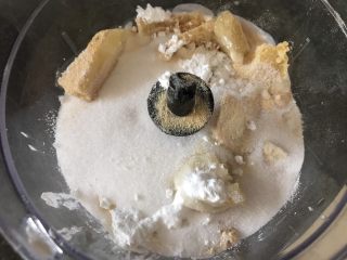 7、????流心榴莲月饼????,除了吉利丁片以外的所有材料混合一起放入搅拌机里