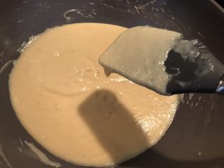 9、????流心榴莲月饼????,再倒入锅中用中小火慢煮，滚开后加入泡软后的吉利丁片。快速搅拌均匀，再一直熬至半流动性的浓稠状态