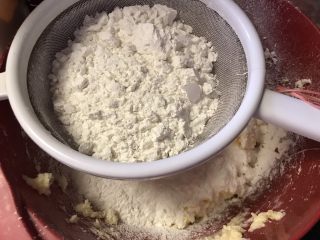 12、????流心榴莲月饼????,再筛入低筋面粉和吉士粉