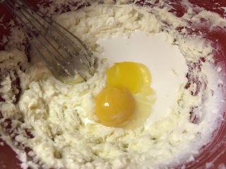 10、????流心榴莲月饼????,再加入全鸡蛋和淡奶油