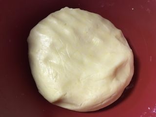 13、????流心榴莲月饼????,然后揉至出光滑面团