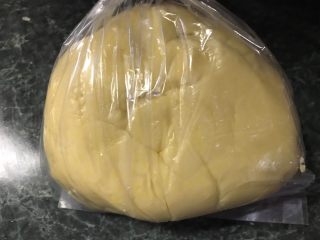14、????流心榴莲月饼????,再用保鲜袋装起来放回冰箱里冷藏醒面0.5-1个小时。