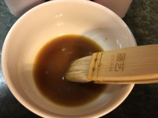 15、????流心榴莲月饼????,然后把1个蛋黄兑1小勺水搅拌均匀，喜欢面上颜色深点的，可以加一点生抽搅拌均匀再摸到月饼面上去。