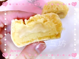 16、????流心榴莲月饼????,烤好拿出来的时候可能面皮稍有点硬，但是没关系的，只要待凉后用密封包装包起来回油一到两天，面皮就会变回柔软的啦！！其实刚出炉的时候口感也很不错的，有点酥脆像吃曲奇饼干那样。